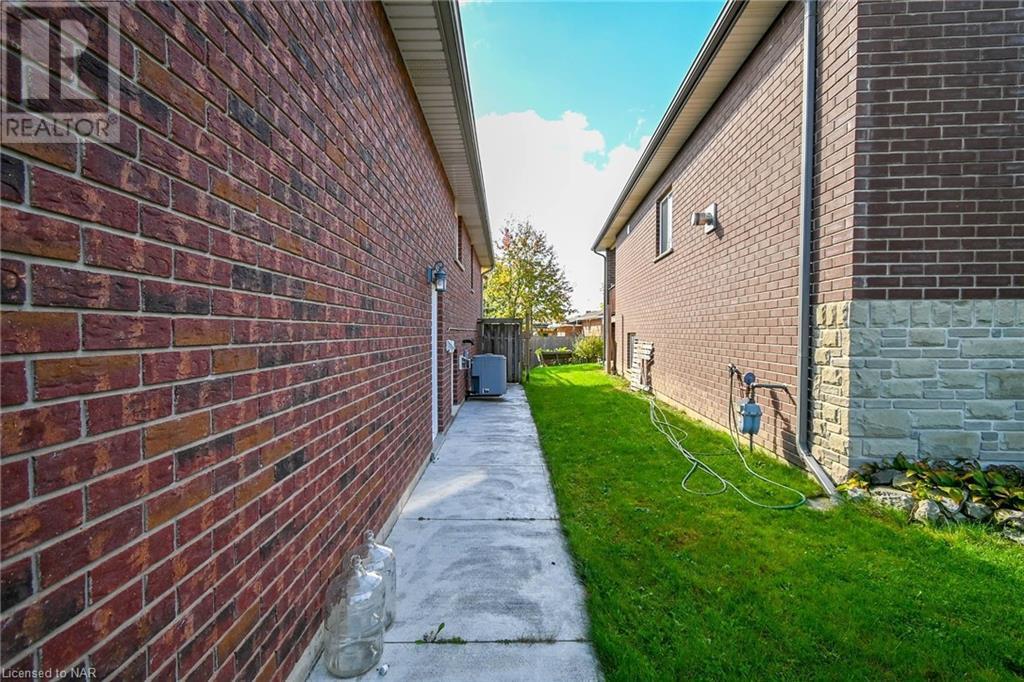 8 Hillcrest Road, Port Colborne (877 - Main Street), Ontario  L3K 6B2 - Photo 4 - X9507817