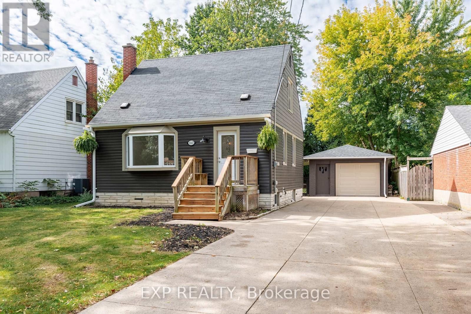 3047 Saint Patrick Avenue, Niagara Falls (206 - Stamford), Ontario  L2J 2M7 - Photo 2 - X10431827