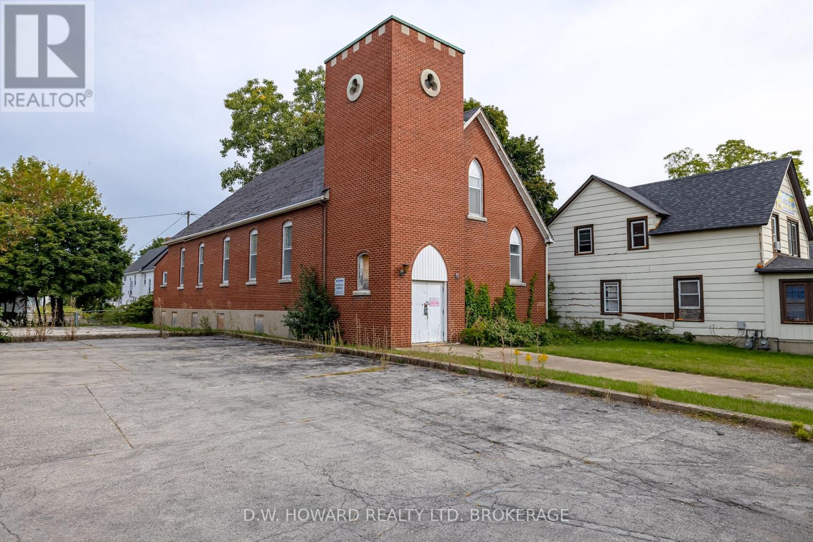 35 Queen Street, Fort Erie (332 - Central), Ontario  L2A 1T7 - Photo 2 - X11907765