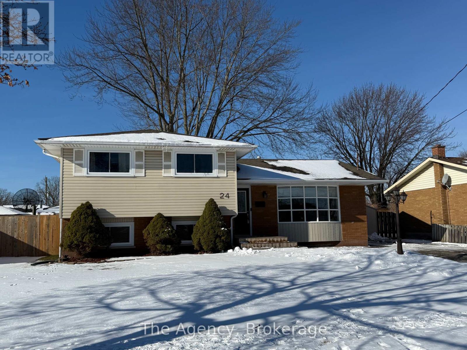 24 Gladys Avenue, Welland (773 - Lincoln/crowland), Ontario  L3B 1G2 - Photo 2 - X11945413