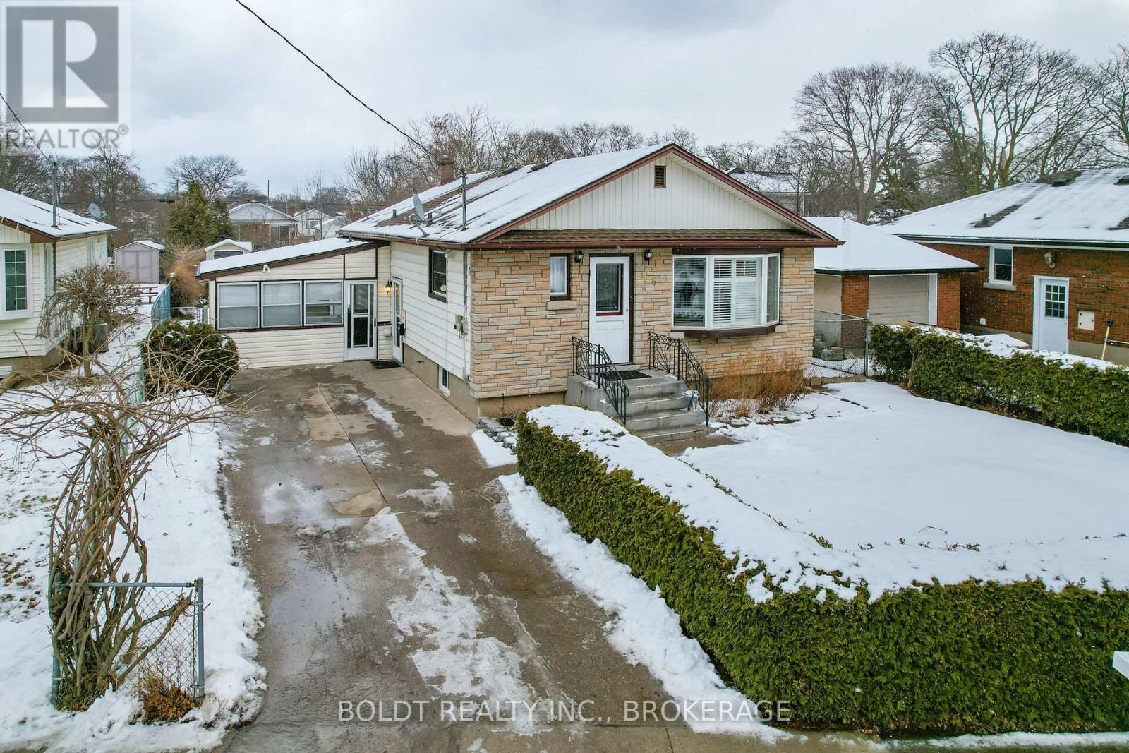 6 AIKEN STREET, st. catharines (442 - vine/linwell), Ontario