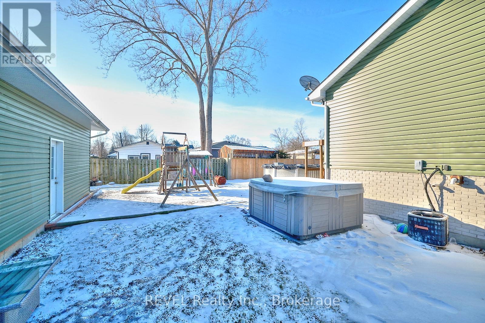 3771 Roxborough Avenue, Fort Erie (337 - Crystal Beach), Ontario  L0S 1B0 - Photo 6 - X11967183