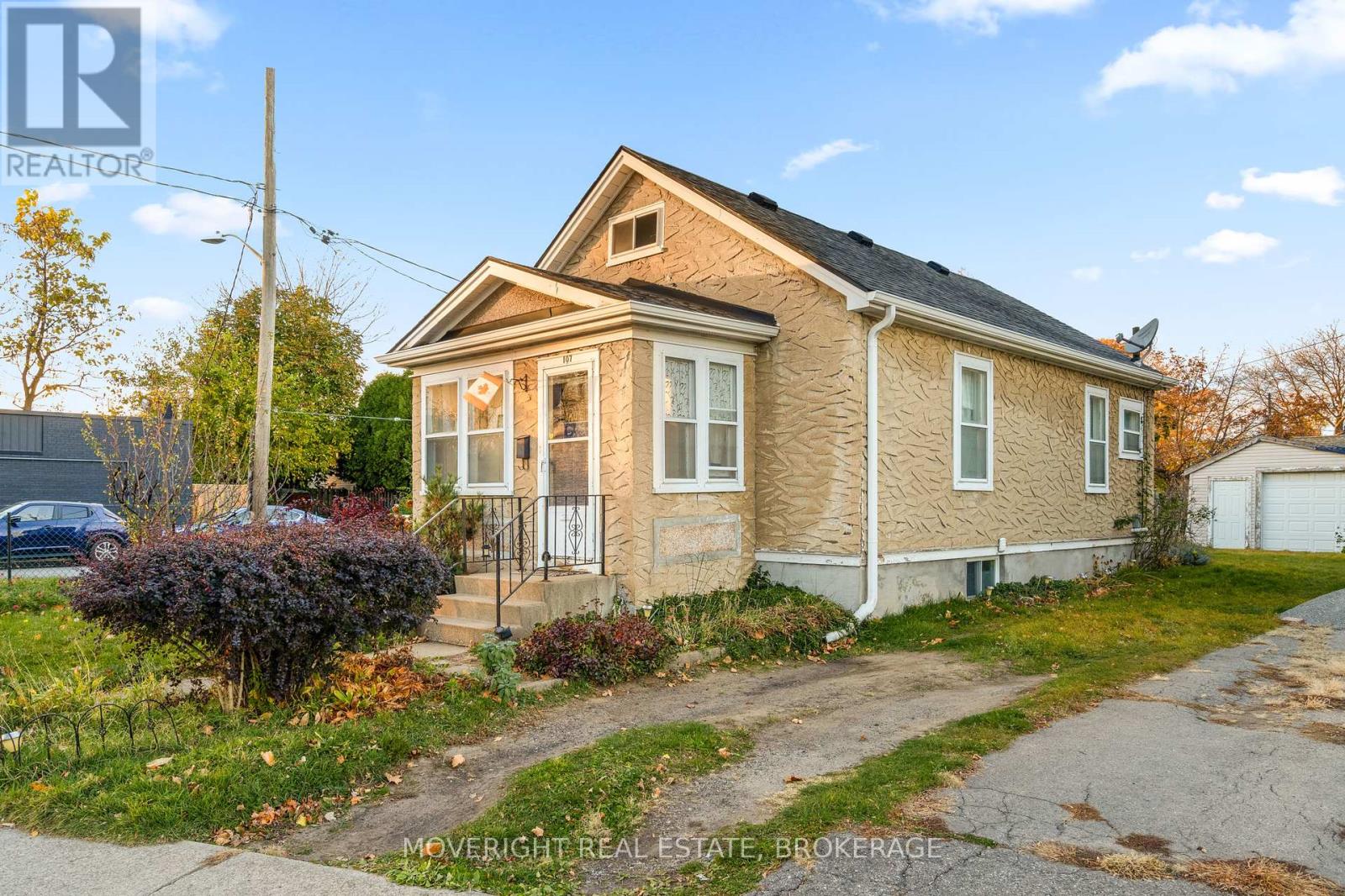 107 Carlton Street, St. Catharines (452 - Haig), Ontario  L2R 1R4 - Photo 2 - X11976095