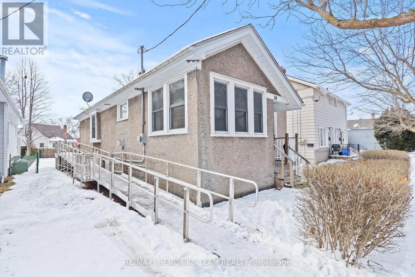 30 Eastchester Avenue, St. Catharines (450 - E. Chester), Ontario  L2P 2V6 - Photo 2 - X11979402