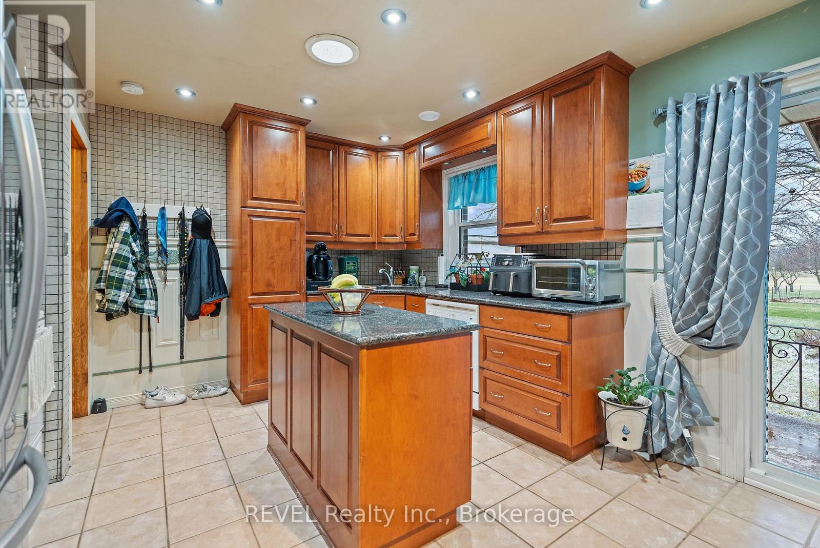 6398 Mountain Road, Niagara Falls, Ontario  L2E 6S4 - Photo 12 - X12068864