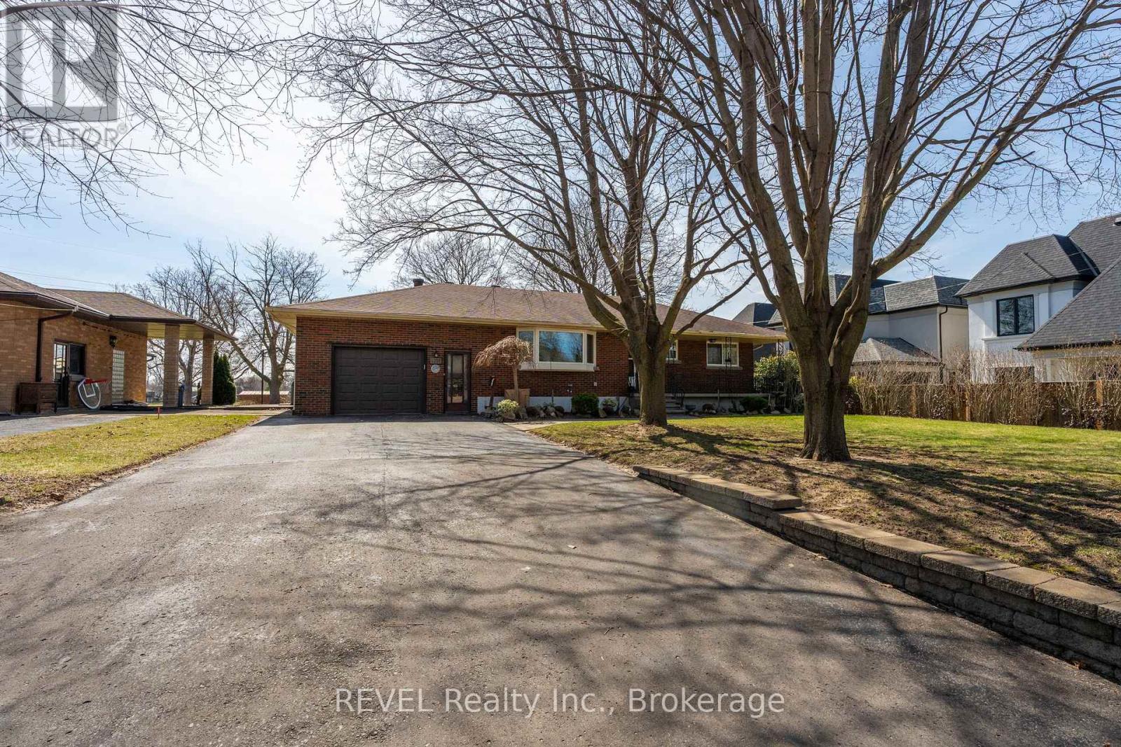 6398 Mountain Road, Niagara Falls, Ontario  L2E 6S4 - Photo 2 - X12068864