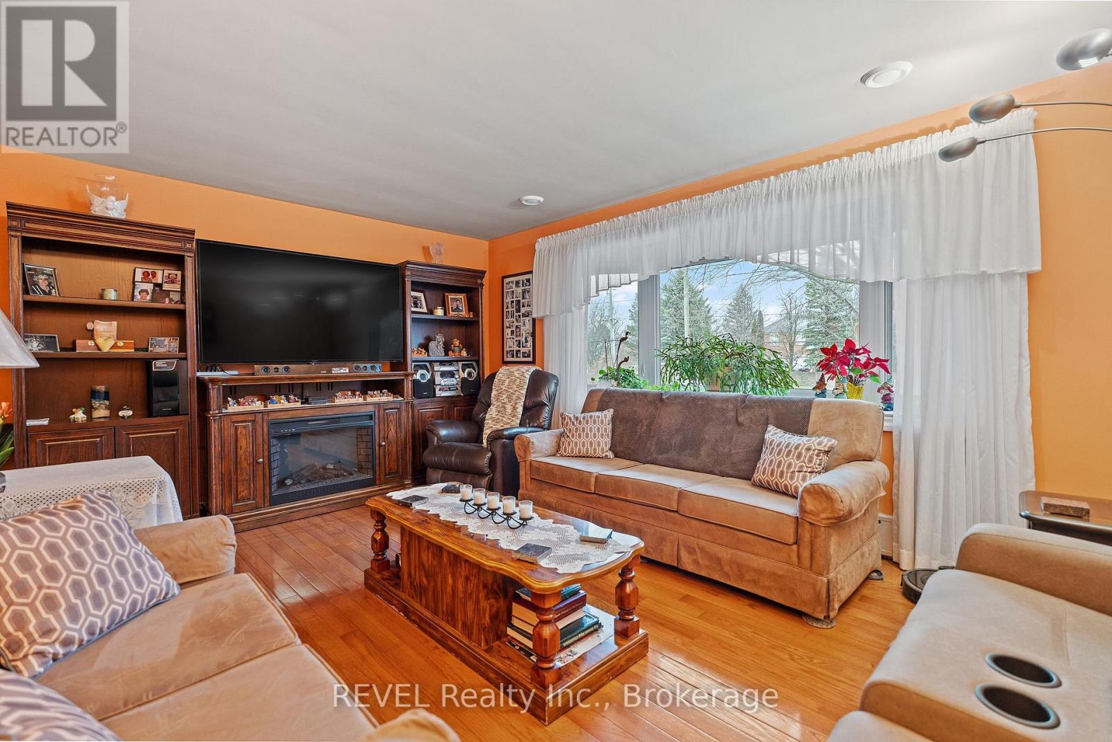 6398 Mountain Road, Niagara Falls, Ontario  L2E 6S4 - Photo 5 - X12068864