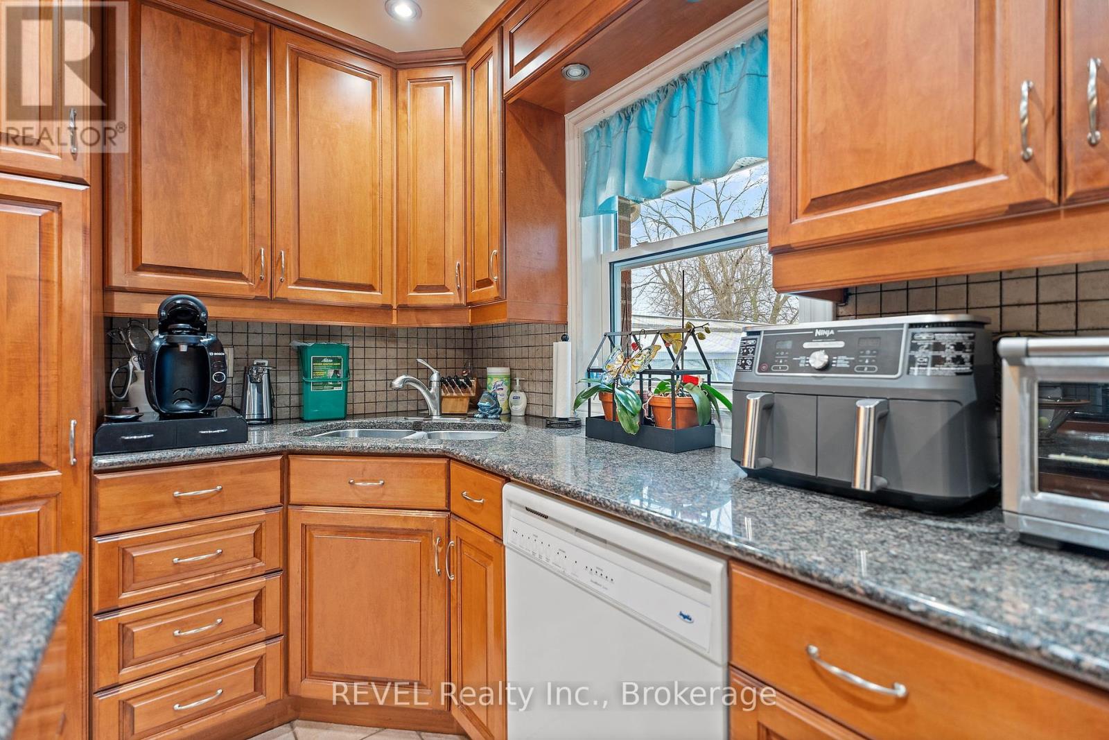 6398 Mountain Road, Niagara Falls, Ontario  L2E 6S4 - Photo 9 - X12068864