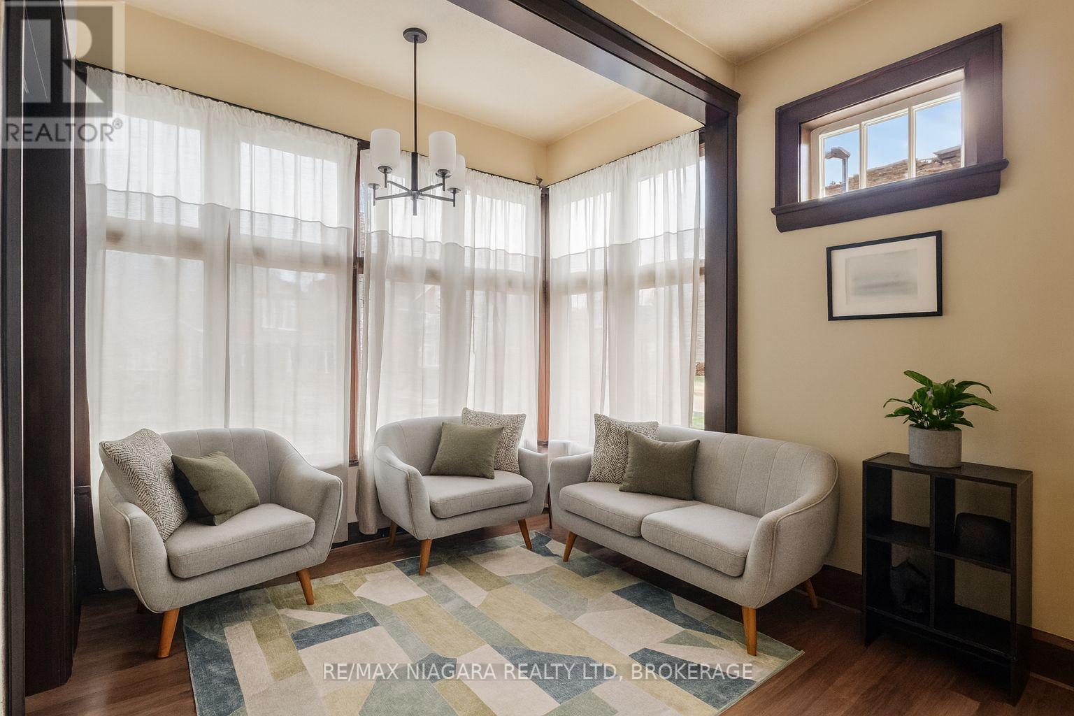 215 Phipps Street, Fort Erie, Ontario  L2A 2V4 - Photo 3 - X12103583