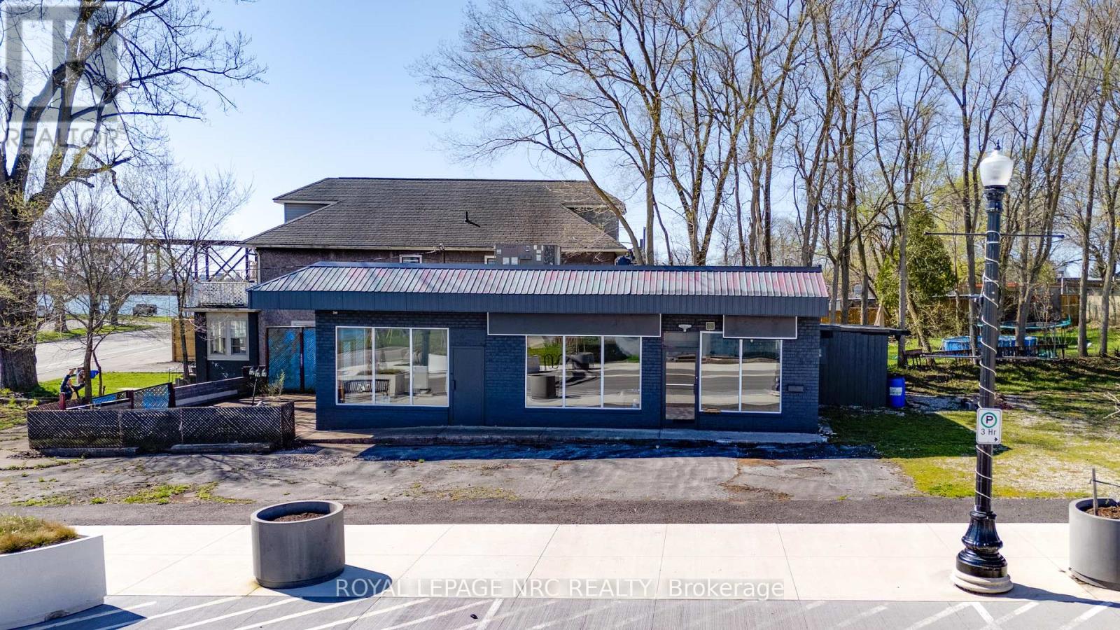 607 Niagara Boulevard, Fort Erie, Ontario  L2A 3H5 - Photo 2 - X12109202