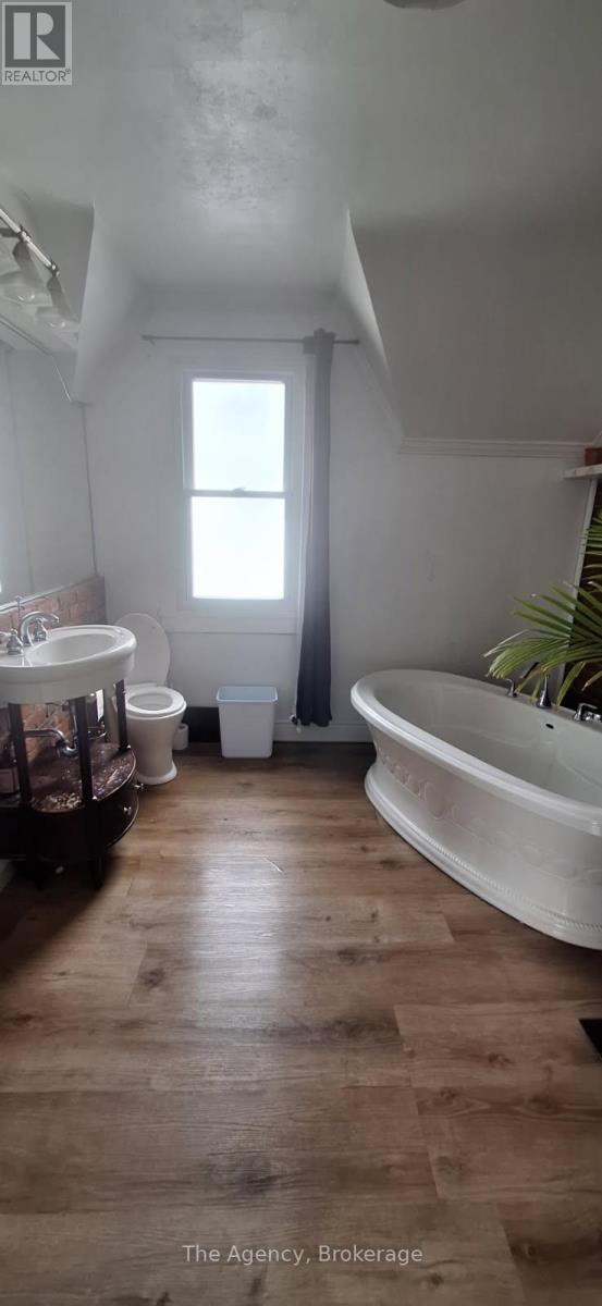 518 King Street, Port Colborne, Ontario  L3K 4H6 - Photo 11 - X12121015