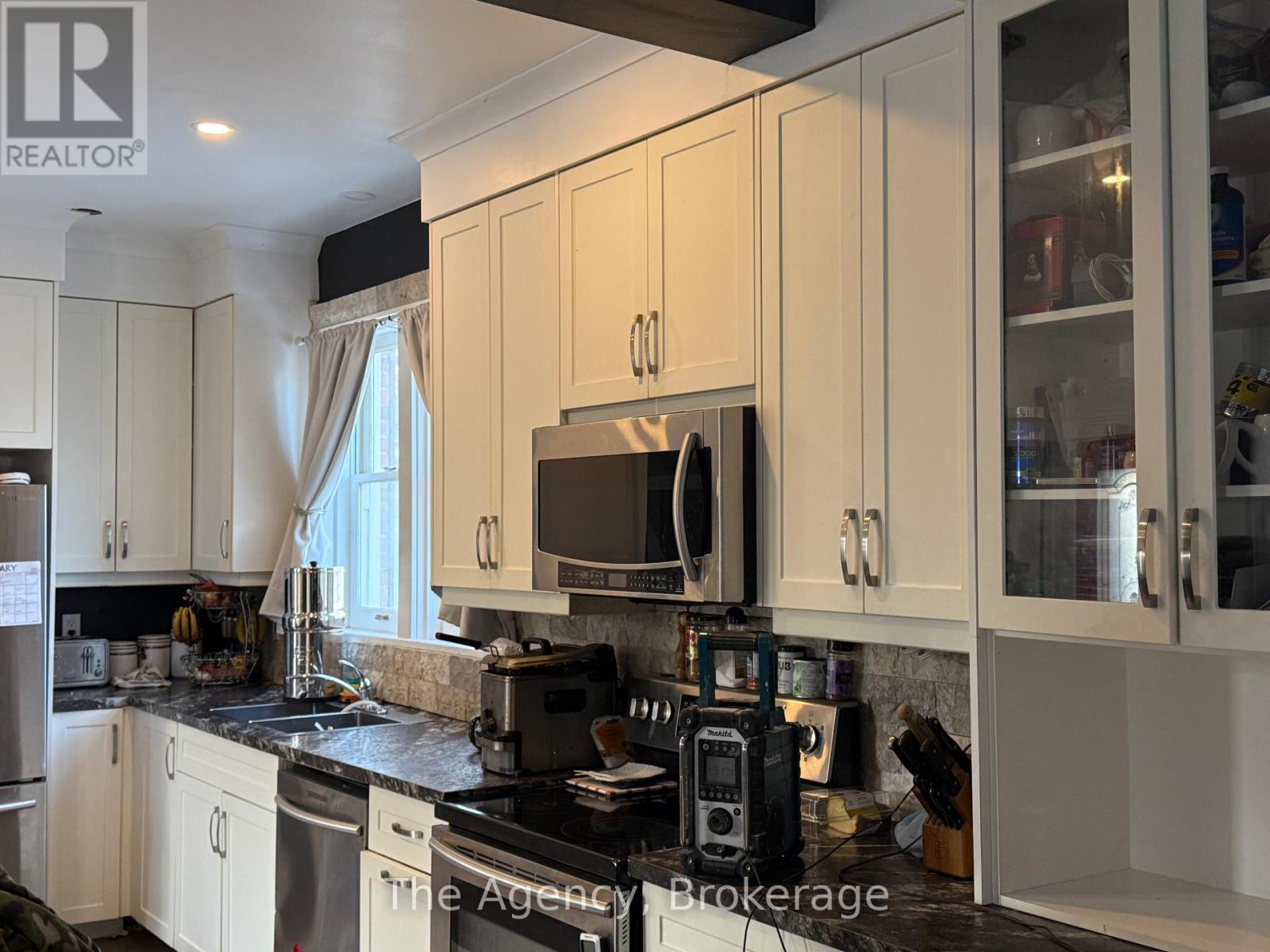 518 King Street, Port Colborne, Ontario  L3K 4H6 - Photo 3 - X12121015