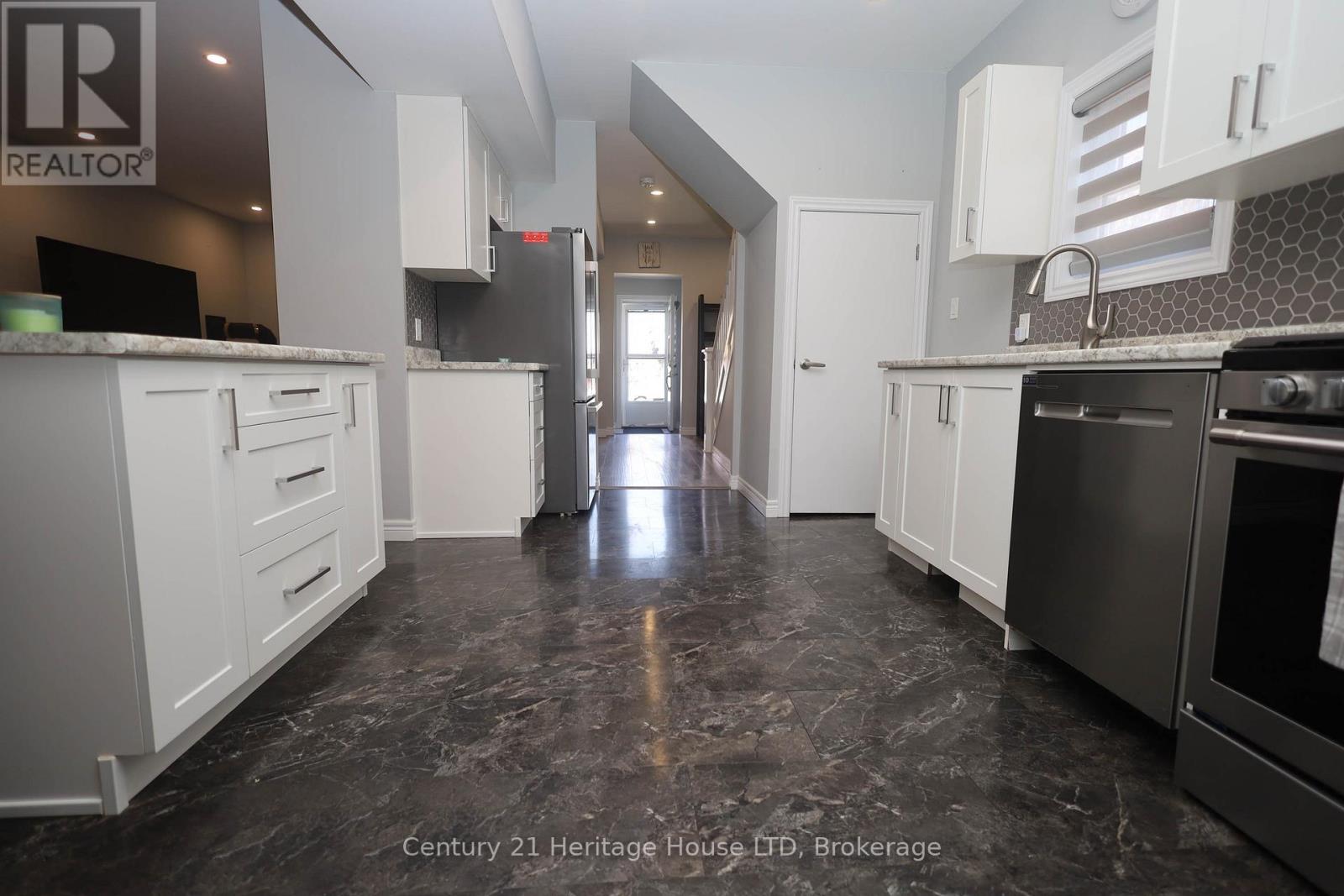 264 Henrietta Street, Fort Erie, Ontario  L2A 2K7 - Photo 4 - X12124904