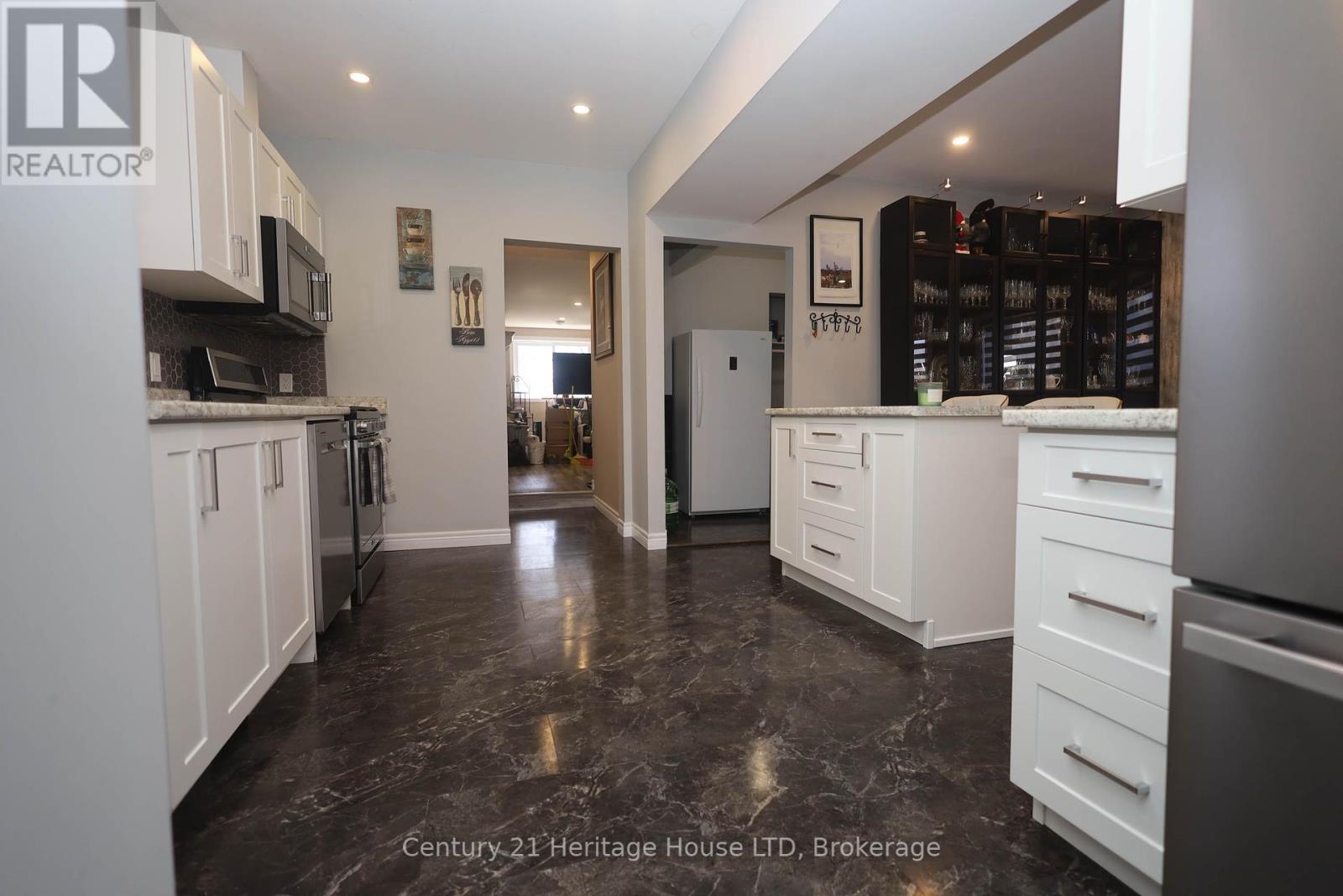 264 Henrietta Street, Fort Erie, Ontario  L2A 2K7 - Photo 5 - X12124904