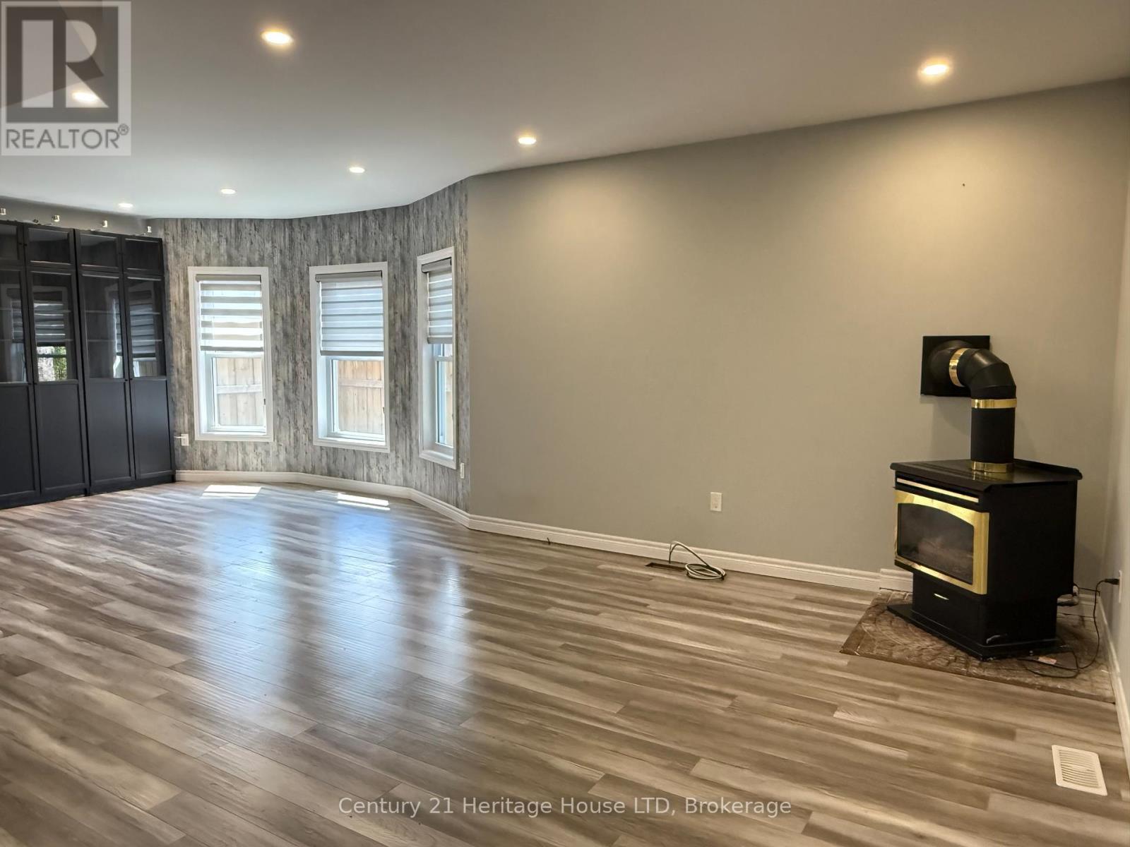 264 Henrietta Street, Fort Erie, Ontario  L2A 2K7 - Photo 9 - X12124904