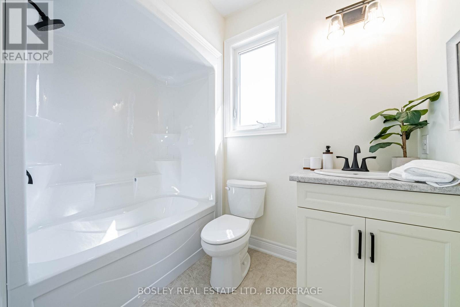 512 Royal Ridge Drive, Fort Erie, Ontario  L0S 1N0 - Photo 25 - X12154202