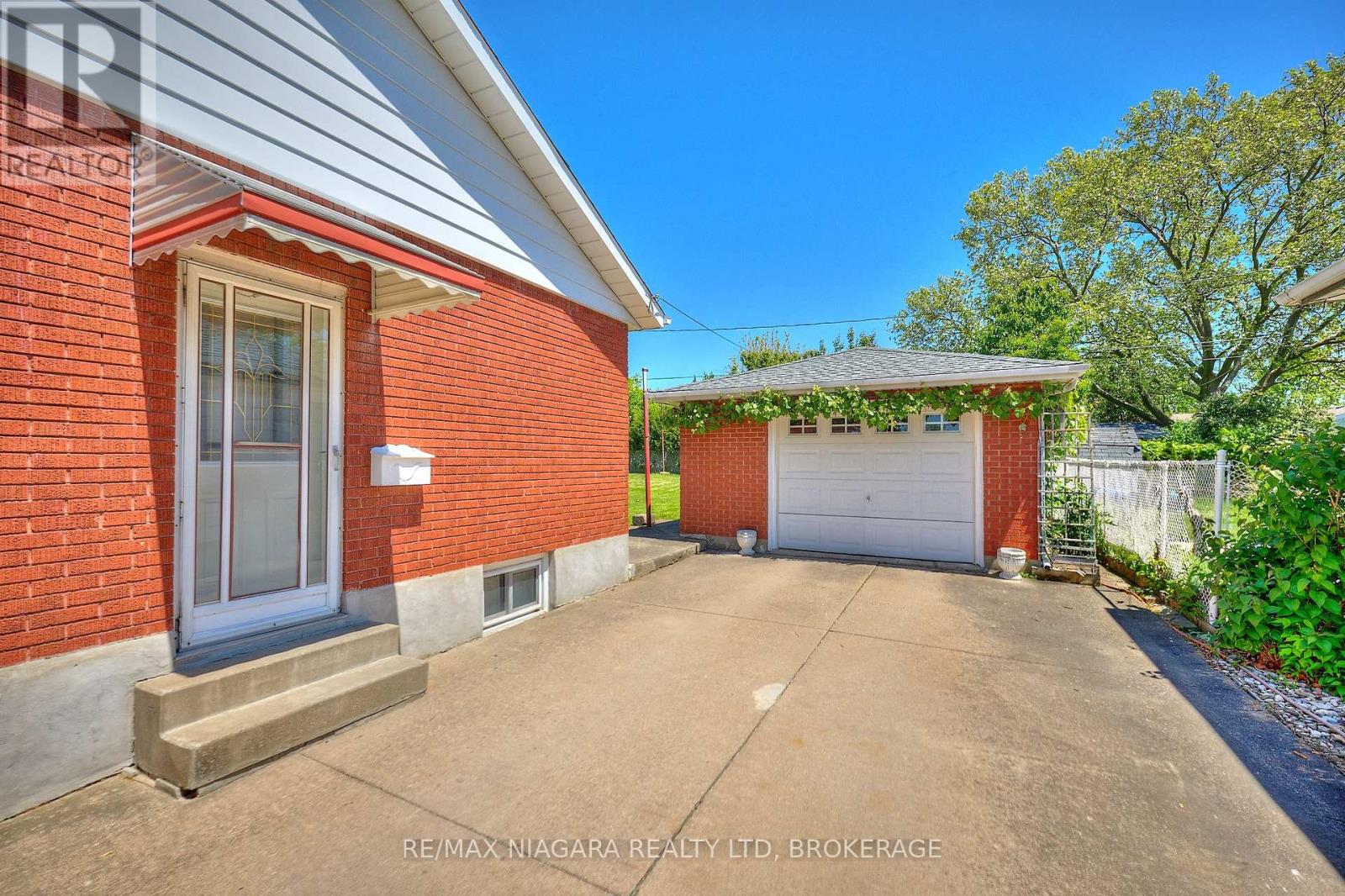 6 Munro Street, Thorold, Ontario  L2V 2V8 - Photo 2 - X12174826