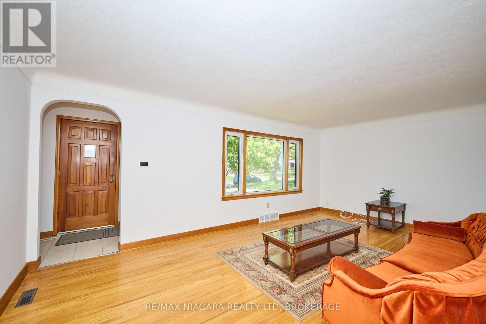 6 Munro Street, Thorold, Ontario  L2V 2V8 - Photo 6 - X12174826