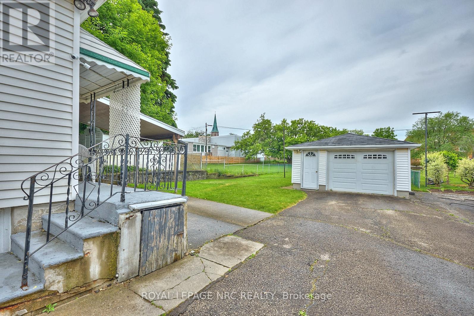9 Pine Street S, Thorold, Ontario  L2V 3L1 - Photo 4 - X12208854