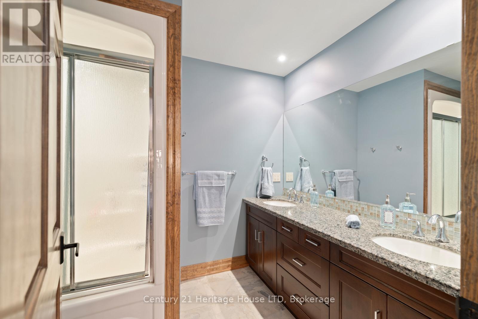 12679 Niagara Parkway, Niagara Falls, Ontario  L2E 6S6 - Photo 26 - X12219049