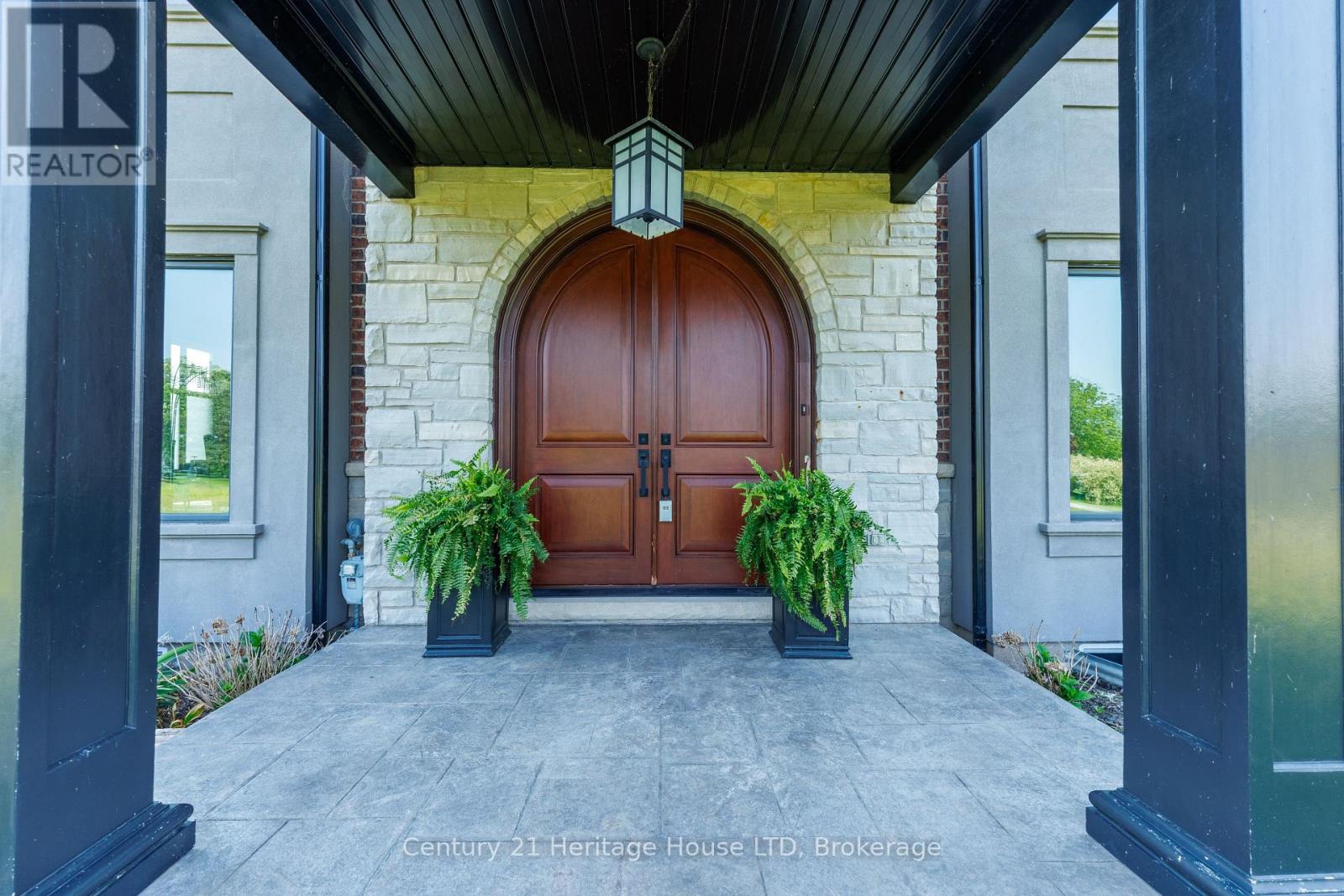 12679 Niagara Parkway, Niagara Falls, Ontario  L2E 6S6 - Photo 5 - X12219049