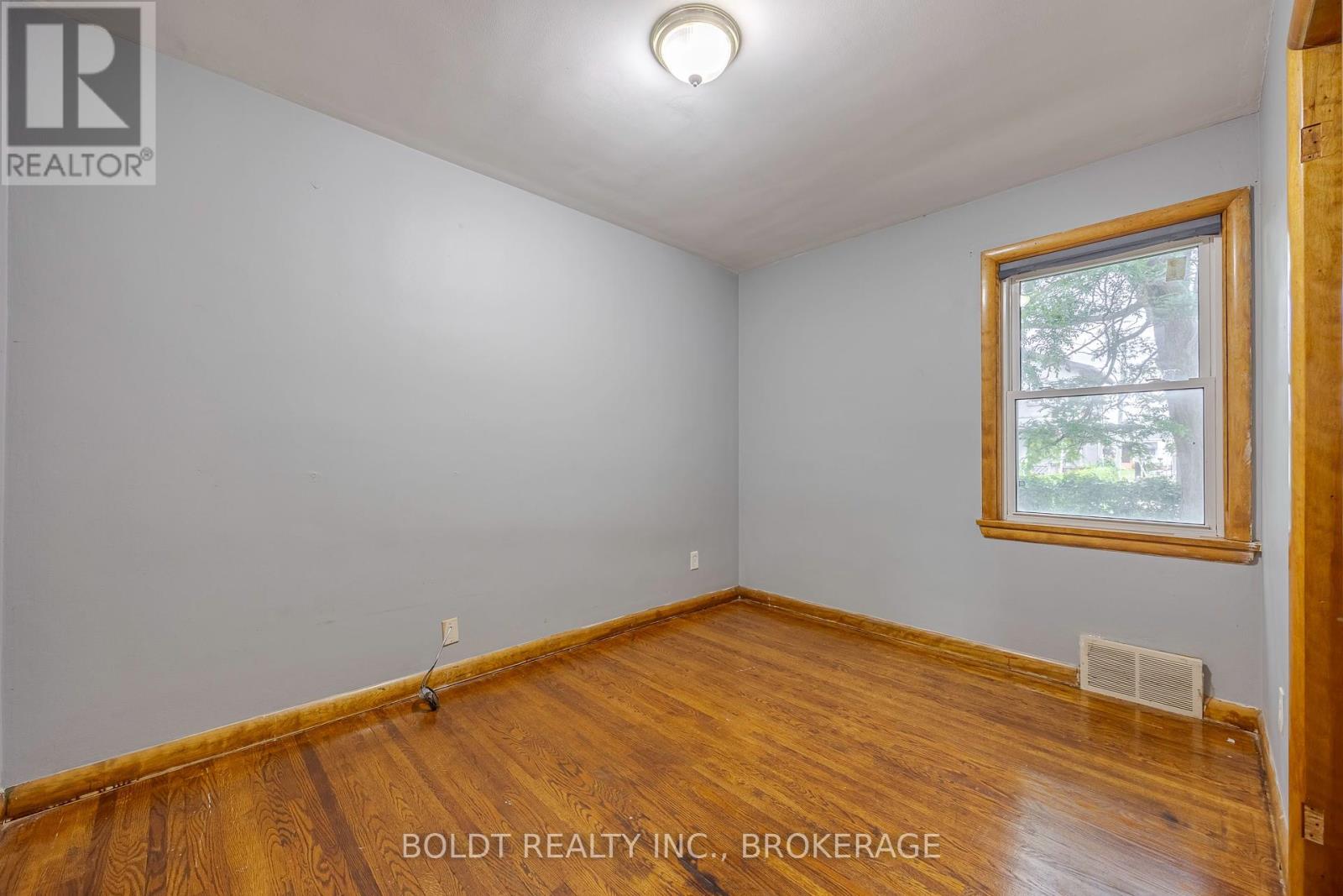 25 King Street, Thorold, Ontario  L2V 3T6 - Photo 10 - X12289136