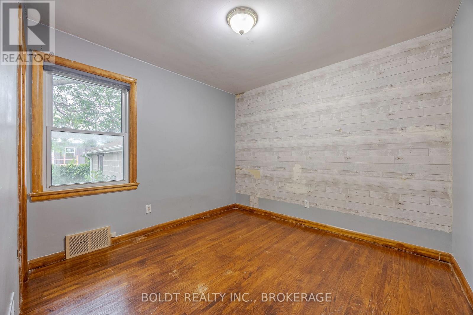 25 King Street, Thorold, Ontario  L2V 3T6 - Photo 12 - X12289136