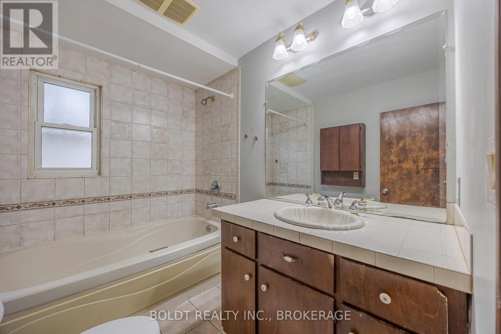 25 King Street, Thorold, Ontario  L2V 3T6 - Photo 13 - X12289136