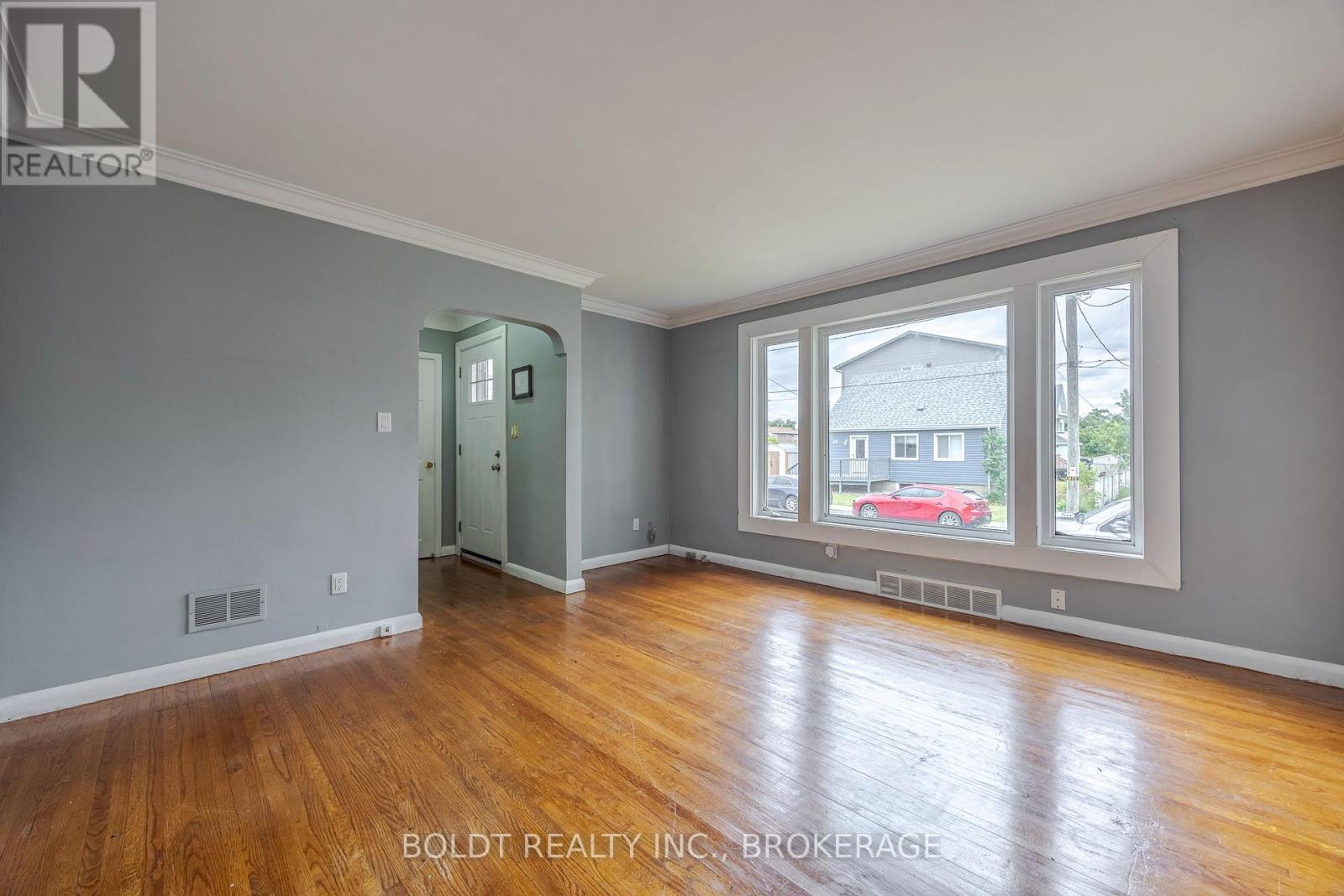 25 King Street, Thorold, Ontario  L2V 3T6 - Photo 3 - X12289136