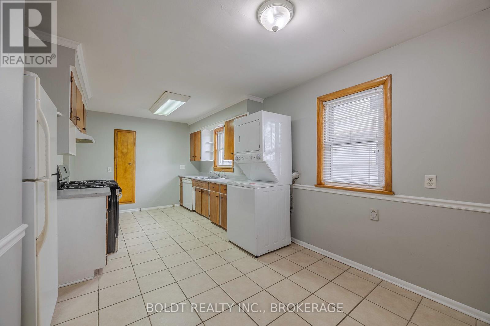 25 King Street, Thorold, Ontario  L2V 3T6 - Photo 6 - X12289136