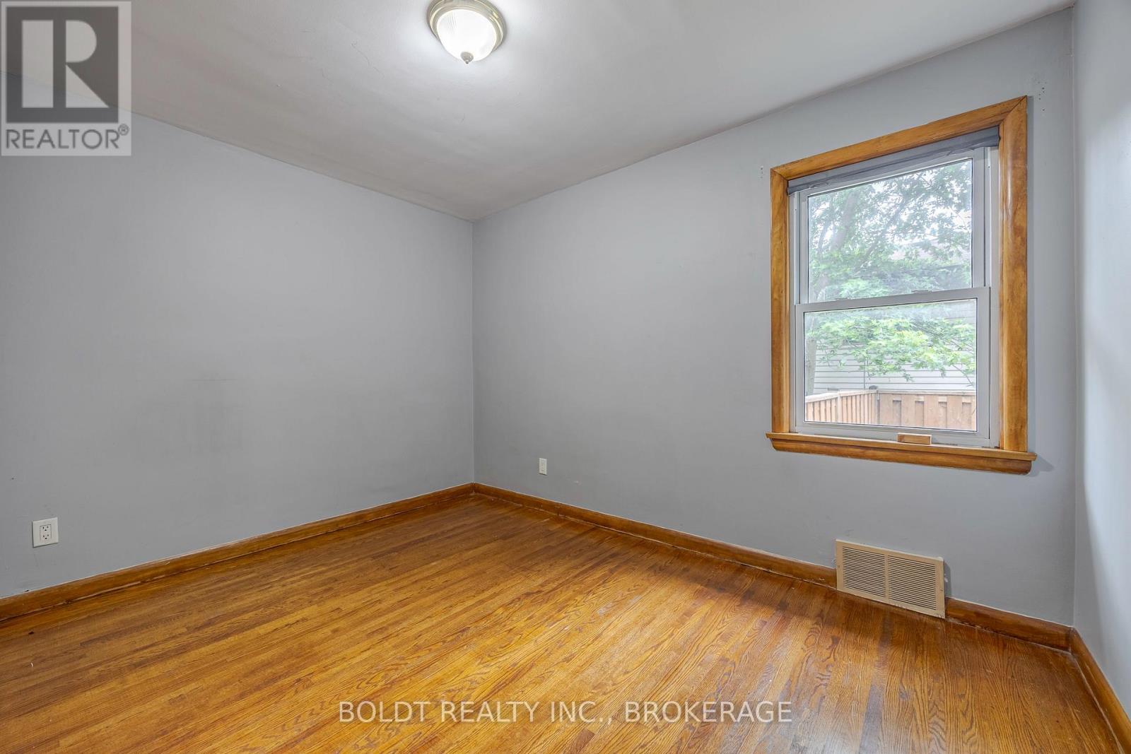 25 King Street, Thorold, Ontario  L2V 3T6 - Photo 8 - X12289136