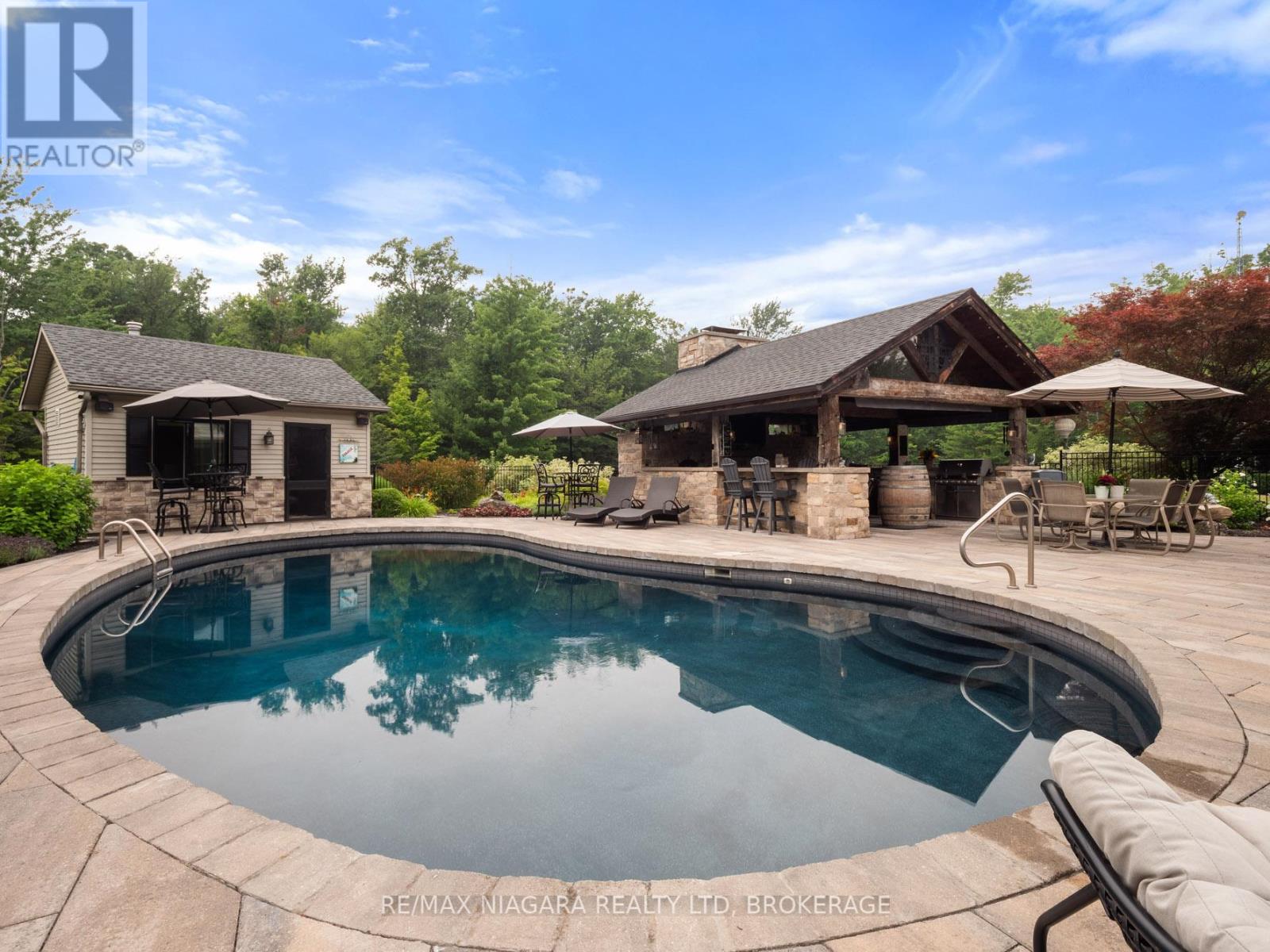 2738 Moyer Street, Pelham, Ontario  L0S 1C0 - Photo 3 - X12290249