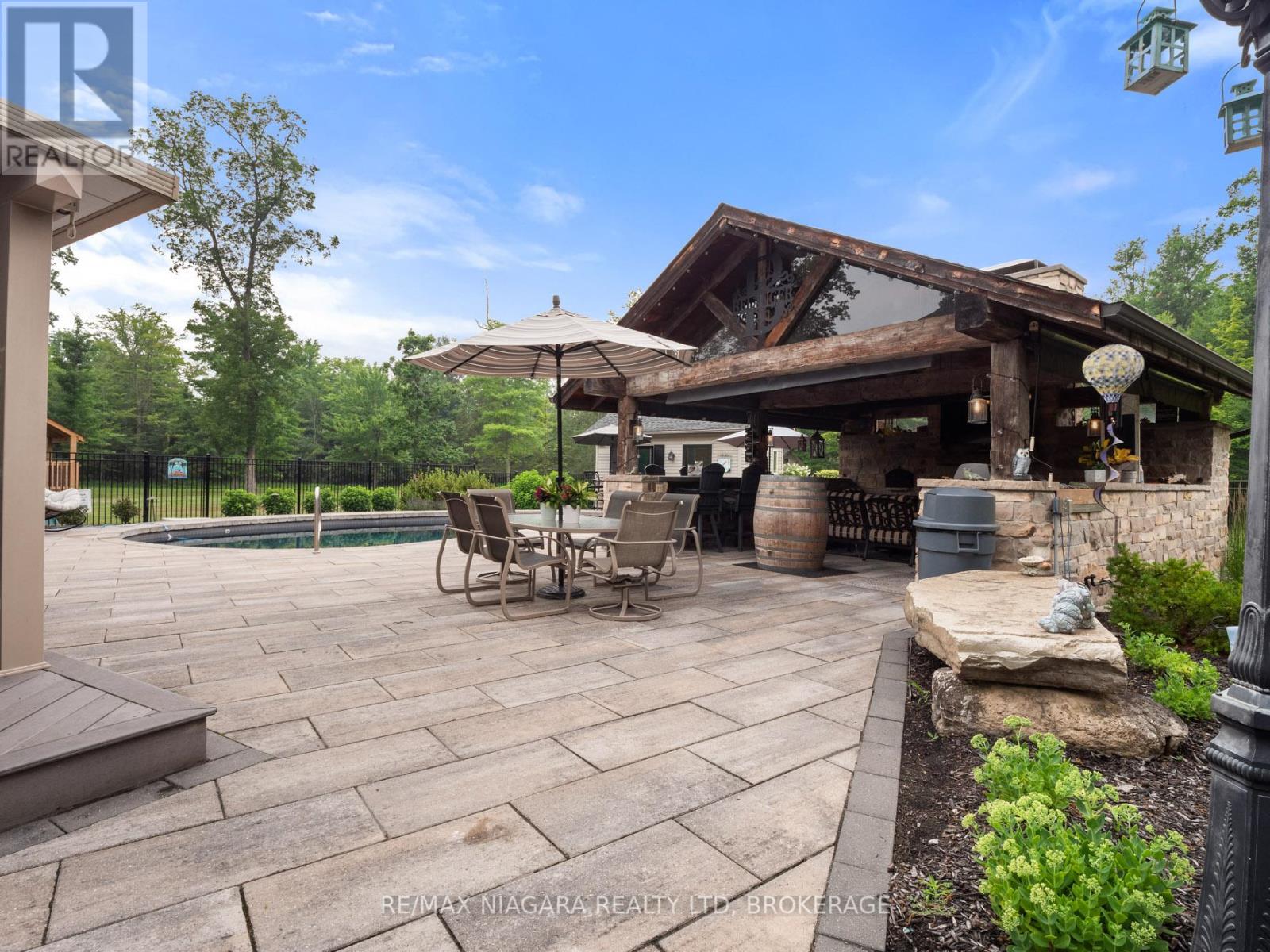 2738 Moyer Street, Pelham, Ontario  L0S 1C0 - Photo 5 - X12290249