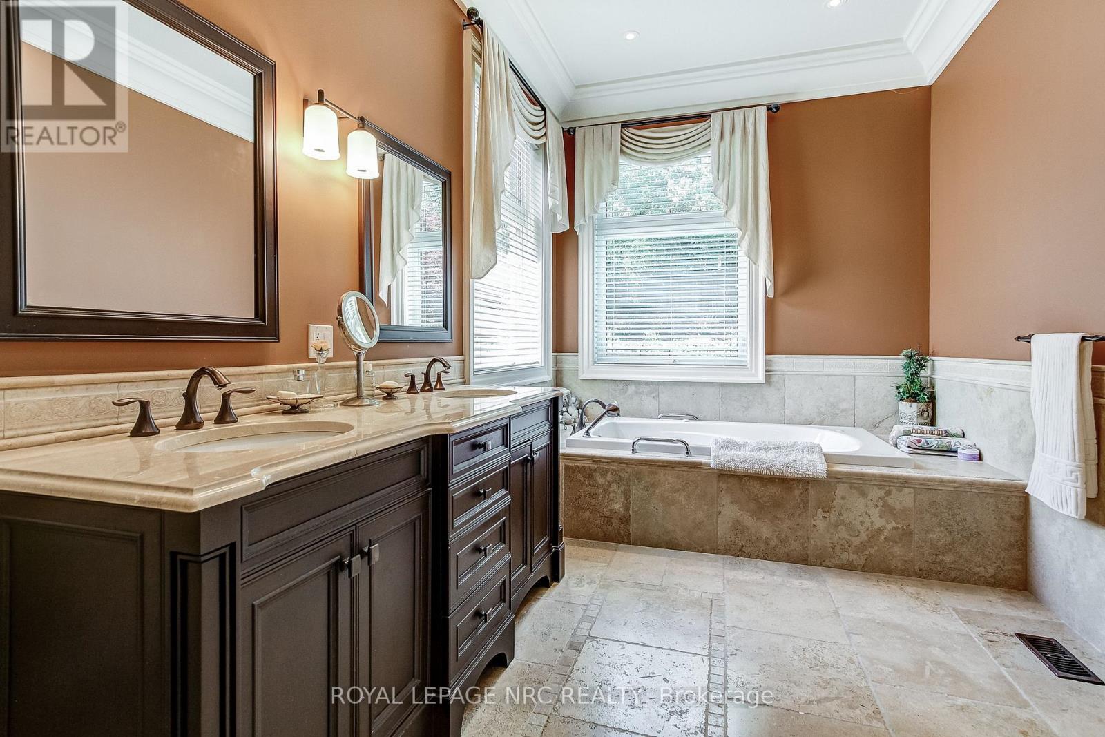 6725 Domenic Crescent, Niagara Falls, Ontario  L2J 4L5 - Photo 17 - X12298461