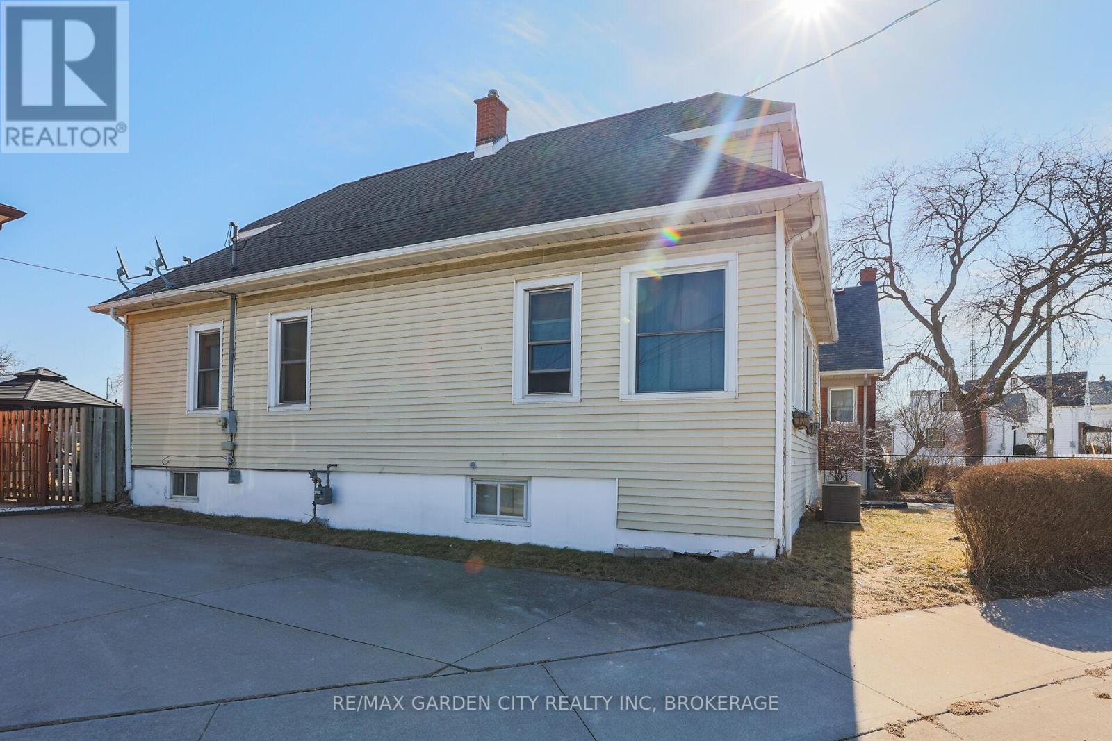 244 Niagara Street, St. Catharines, Ontario  L2M 4V6 - Photo 3 - X12304095