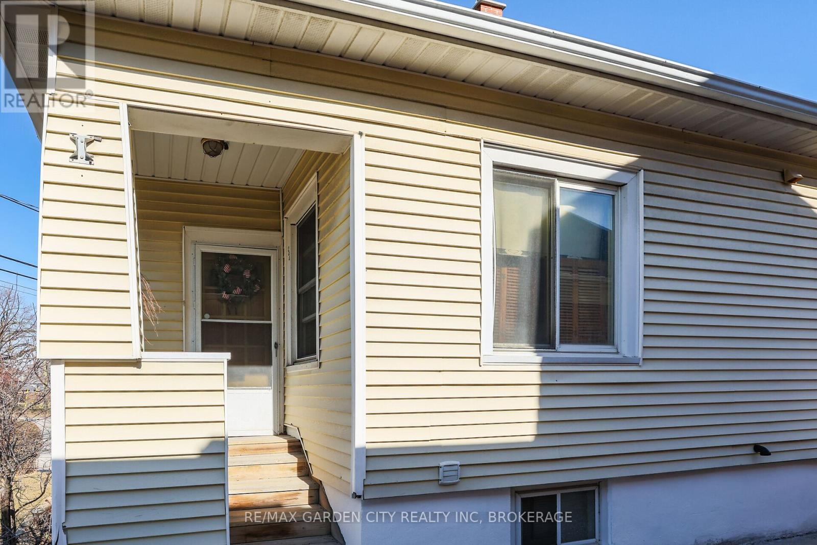 244 Niagara Street, St. Catharines, Ontario  L2M 4V6 - Photo 4 - X12304095