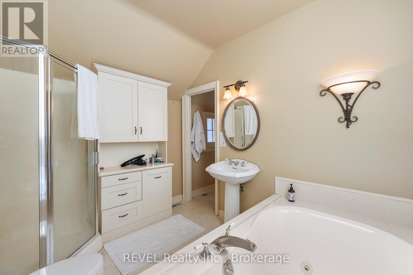 166 Queen Street, Niagara-On-The-Lake, Ontario  L0S 1J0 - Photo 34 - X12313748