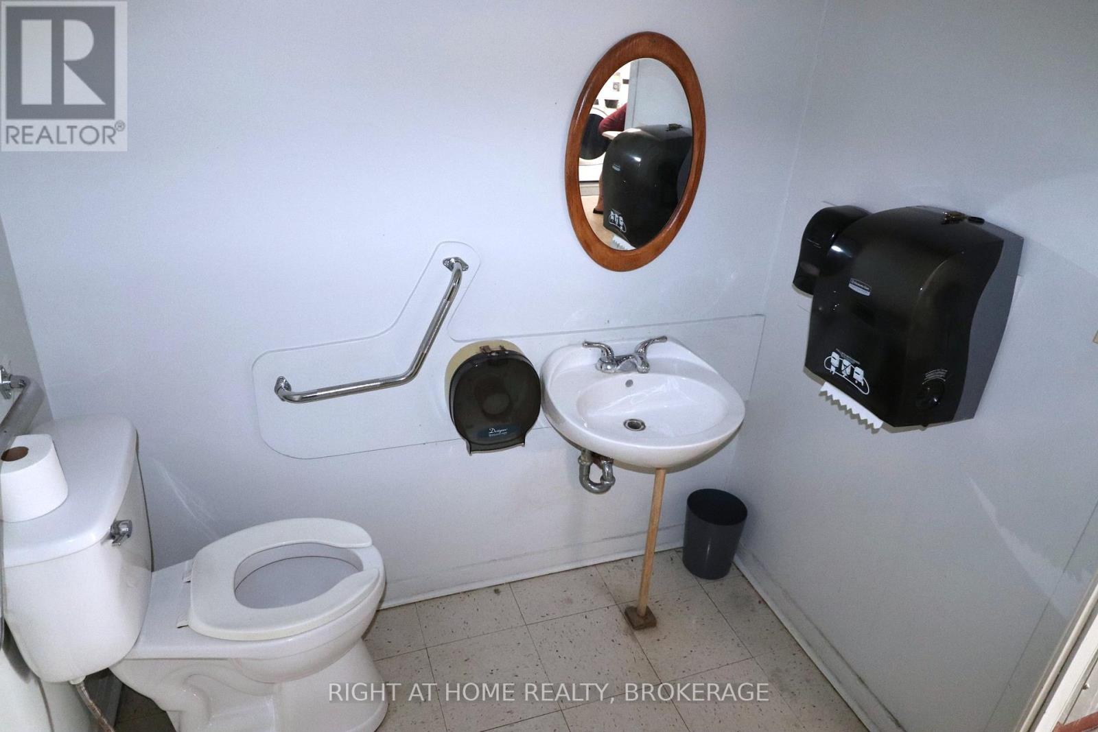 36 Nickel Street, Port Colborne, Ontario  L3K 1B2 - Photo 7 - X12316262