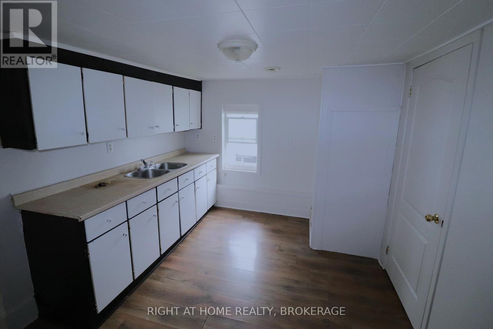 36 Nickel Street, Port Colborne, Ontario  L3K 1B2 - Photo 9 - X12316262