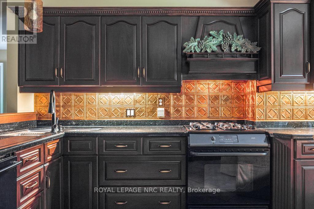 1110 Centre Street, Pelham, Ontario  L0S 1C0 - Photo 10 - X12322944