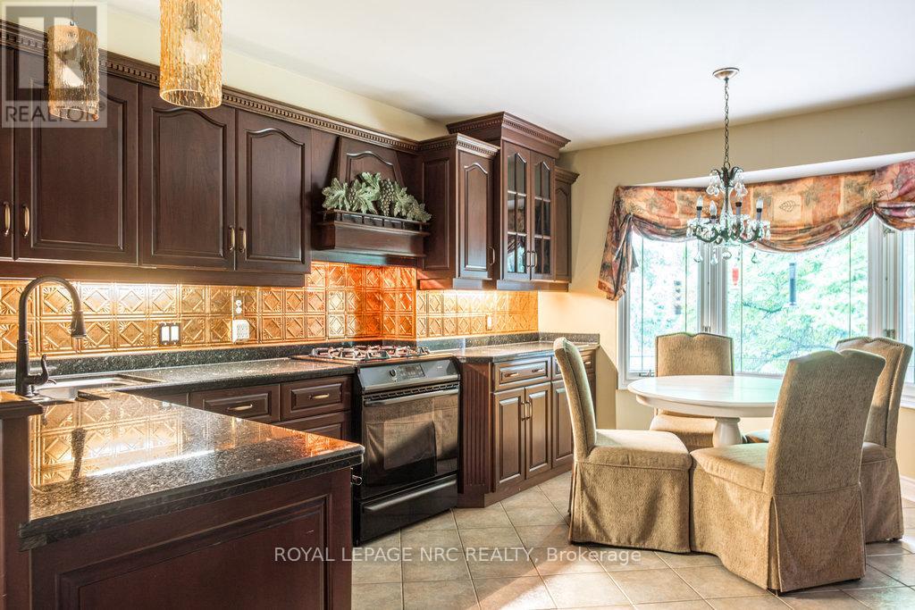 1110 Centre Street, Pelham, Ontario  L0S 1C0 - Photo 11 - X12322944