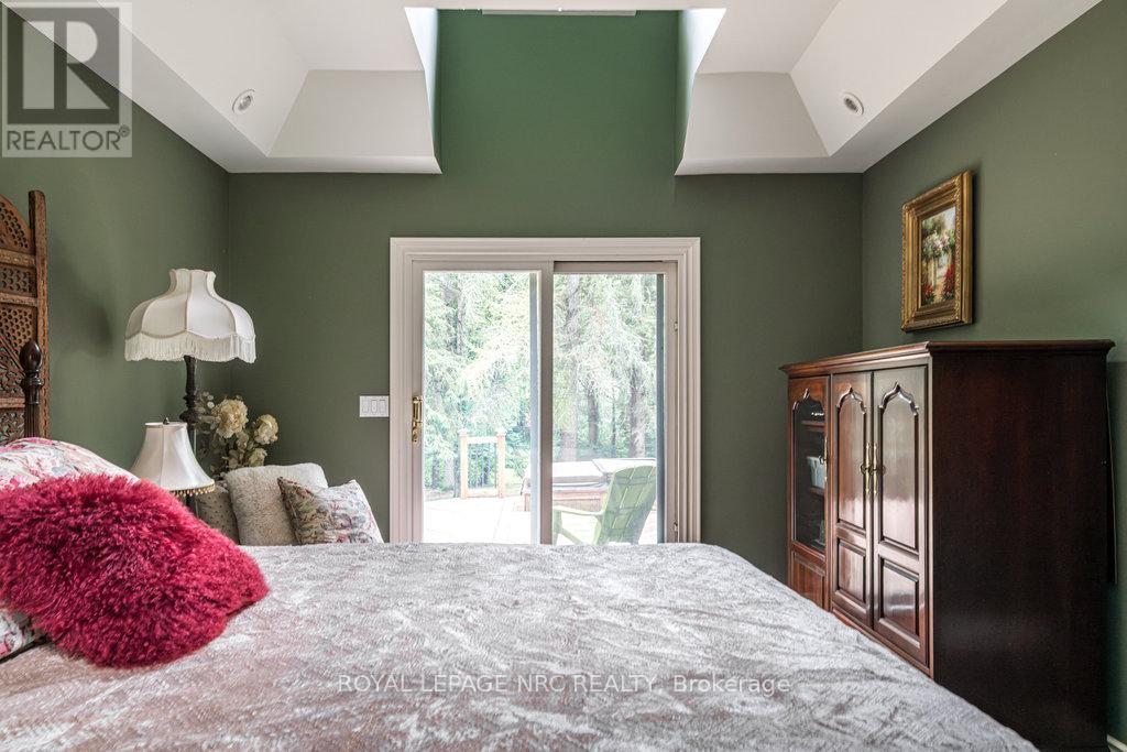 1110 Centre Street, Pelham, Ontario  L0S 1C0 - Photo 14 - X12322944