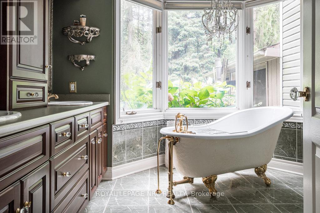 1110 Centre Street, Pelham, Ontario  L0S 1C0 - Photo 16 - X12322944