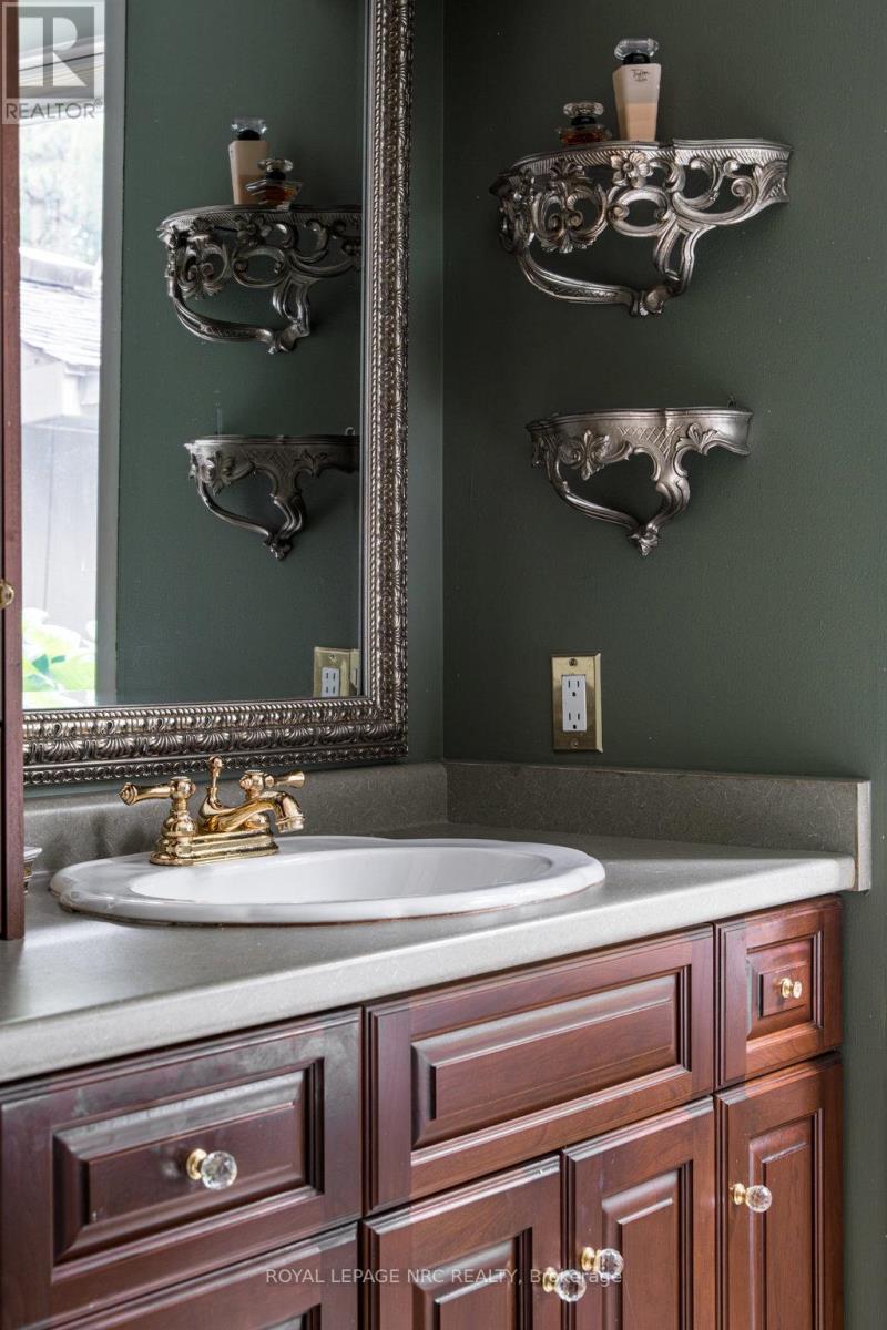 1110 Centre Street, Pelham, Ontario  L0S 1C0 - Photo 17 - X12322944