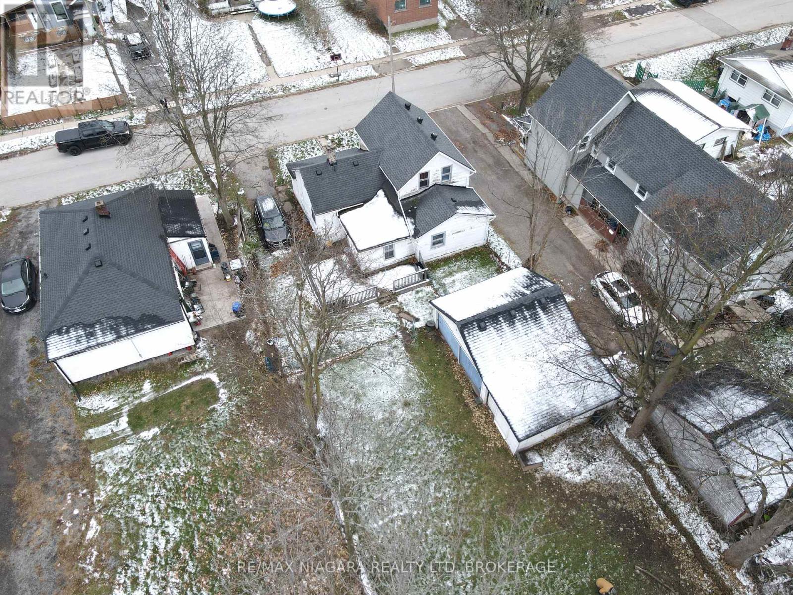 35 Forsythe Street, Fort Erie, Ontario  L2A 1X1 - Photo 2 - X12326566