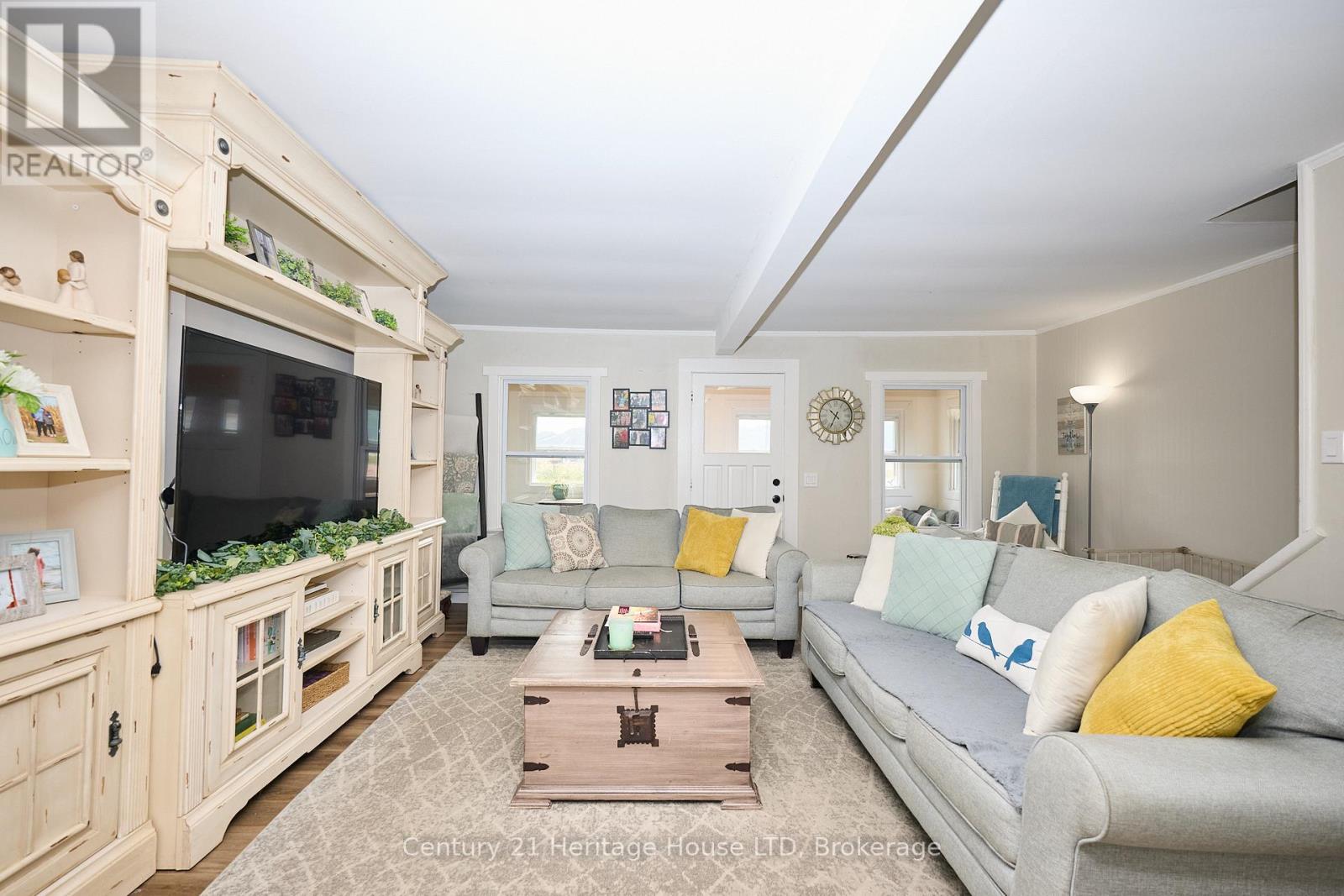 349 Bassett Avenue, Fort Erie, Ontario  L2A 4K8 - Photo 4 - X12328779