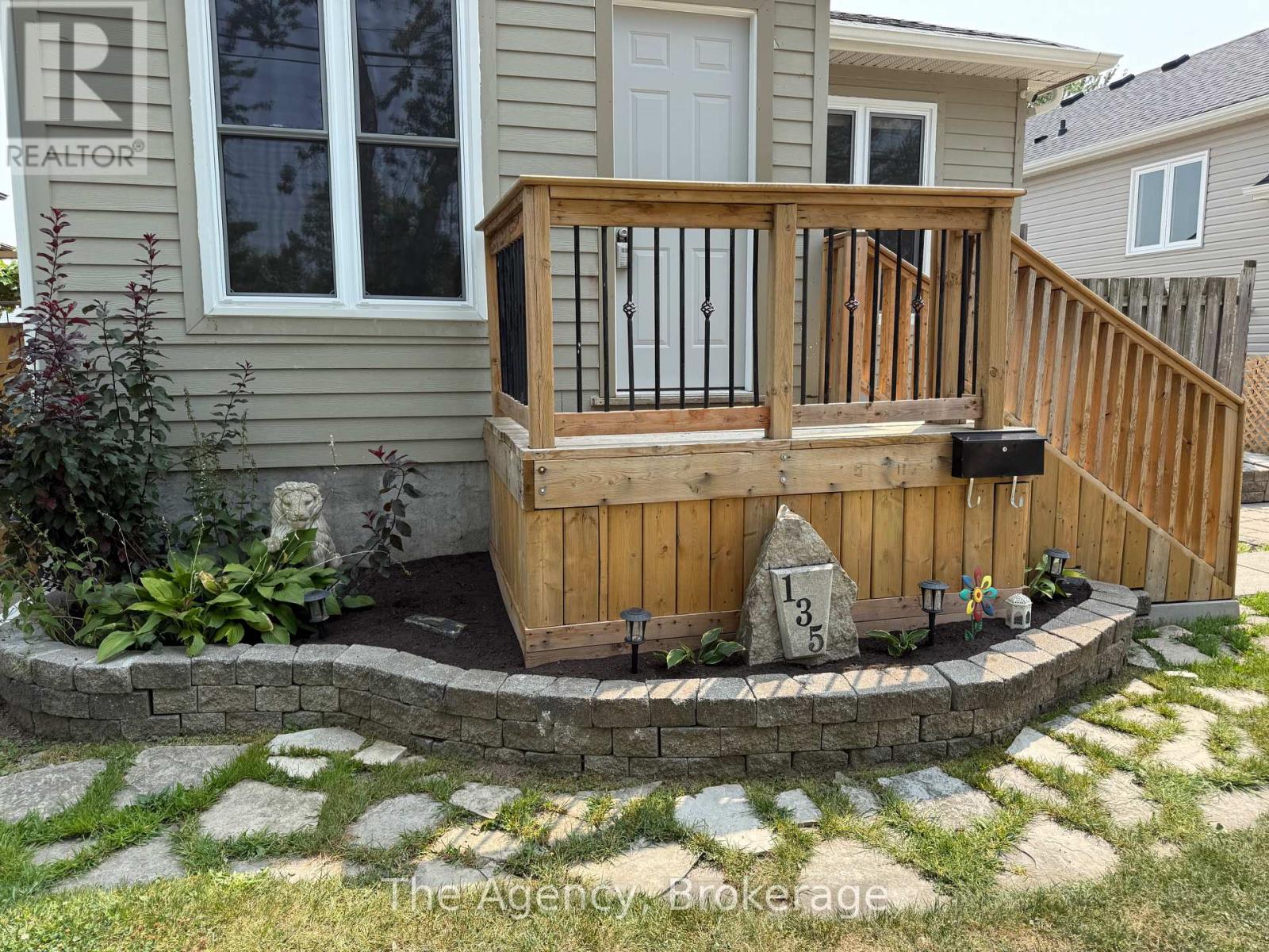 135 St George Street, Welland, Ontario  L3C 5N7 - Photo 2 - X12332518