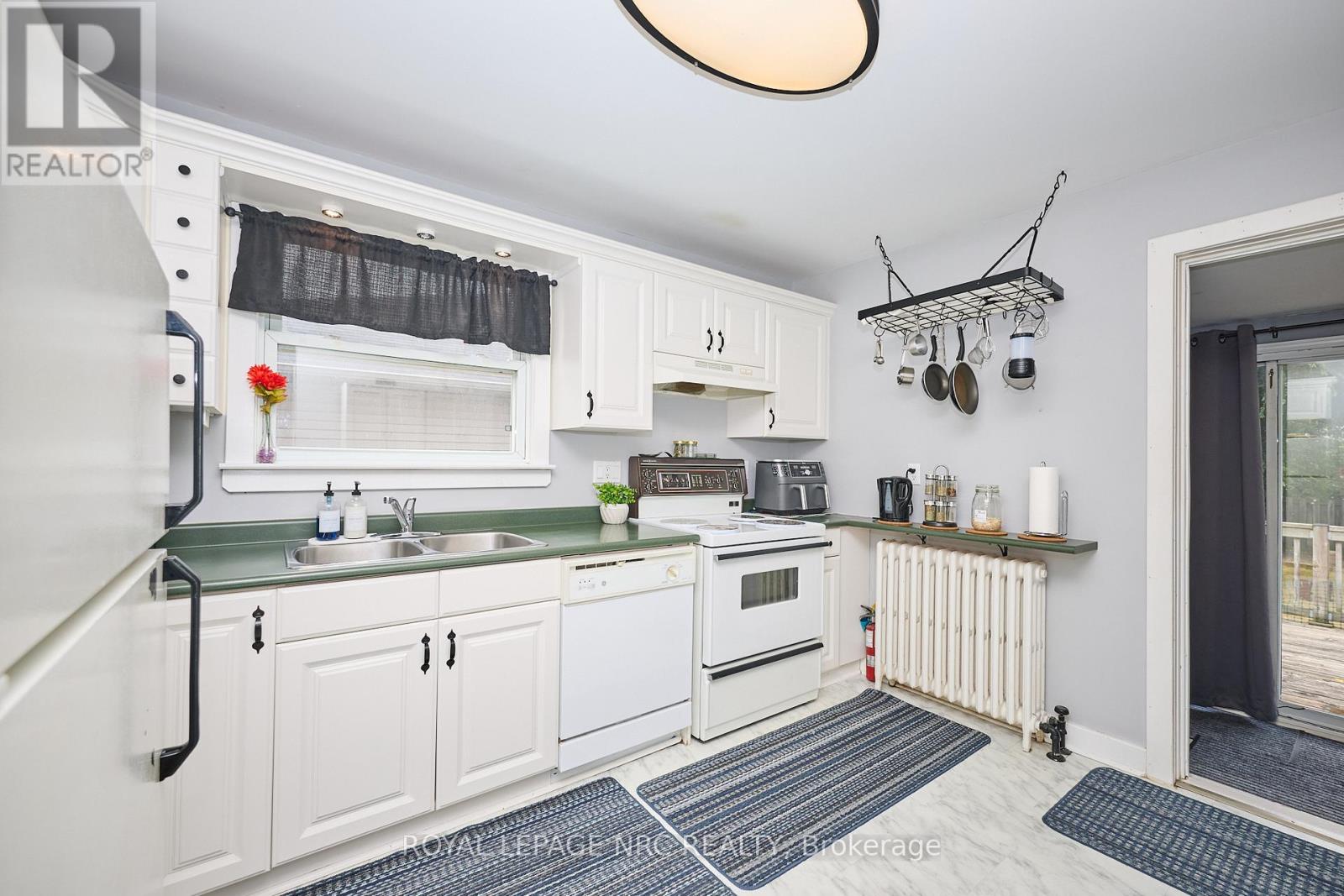 8 Woodburn Avenue, St. Catharines, Ontario  L2P 2W7 - Photo 14 - X12344340