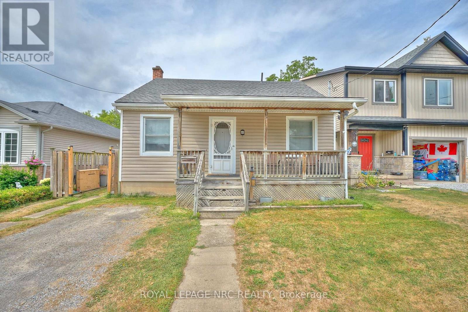 8 Woodburn Avenue, St. Catharines, Ontario  L2P 2W7 - Photo 2 - X12344340