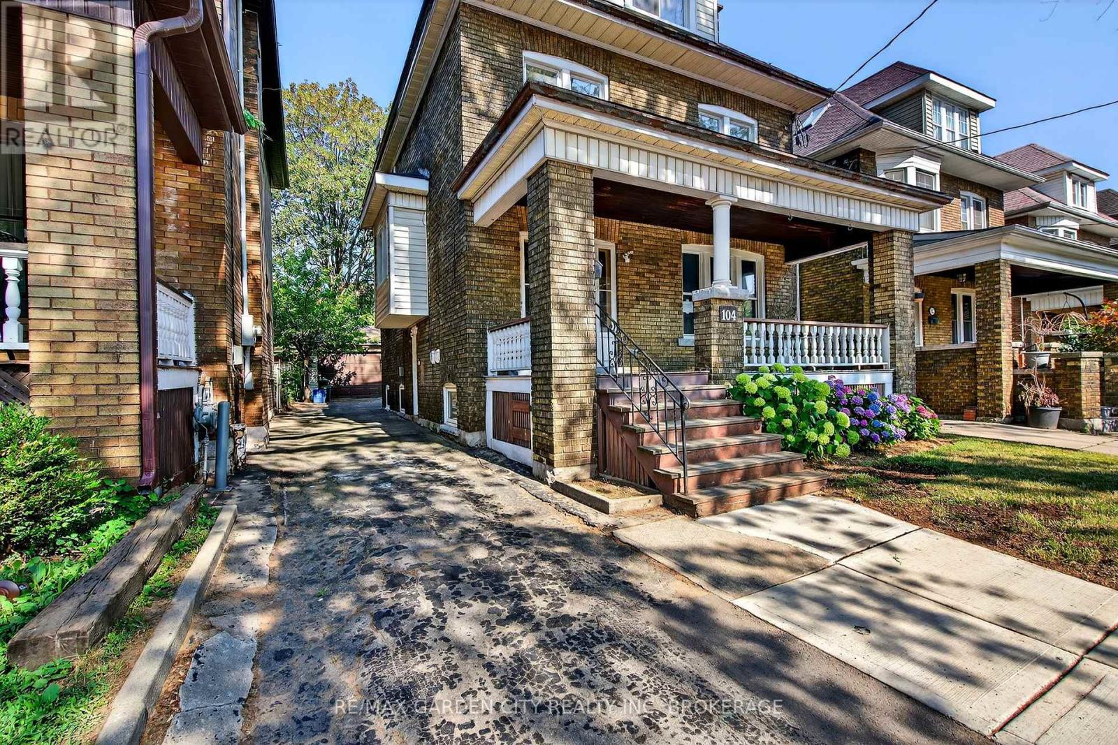 LOWER - 104 CARRICK AVENUE, Hamilton, Ontario